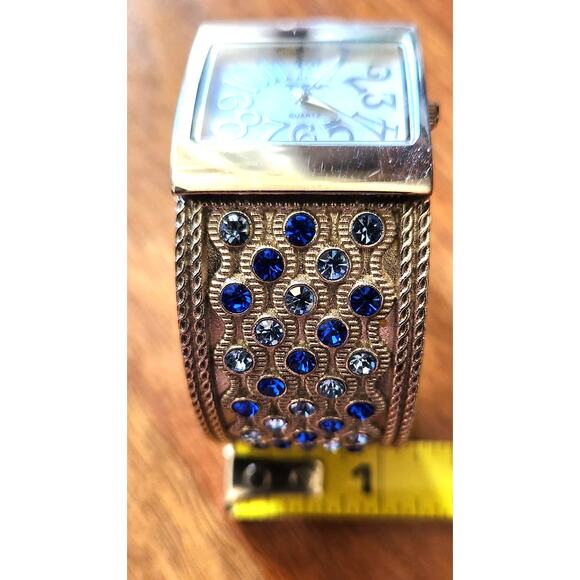 P.O.V vintage faux sapphire blue accents ladies analog wristwatch untested - Picture 2 of 5